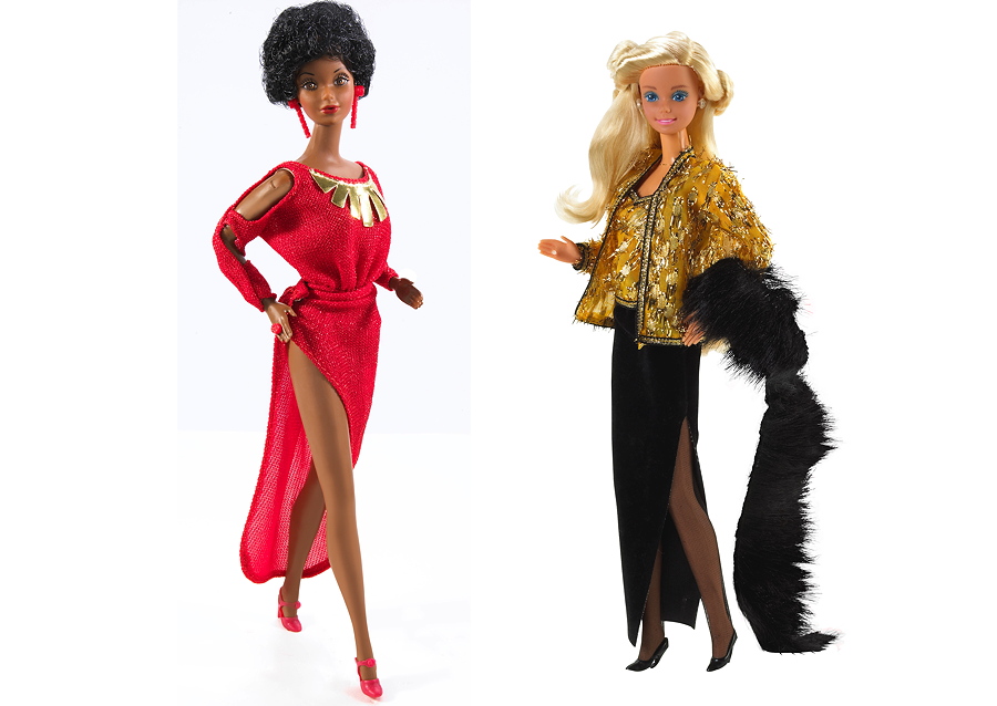 Die erste Black Barbie von 1980 und Barbie in Oscar de la Renta im Jahr 1985 – Images © Mattel Inc.