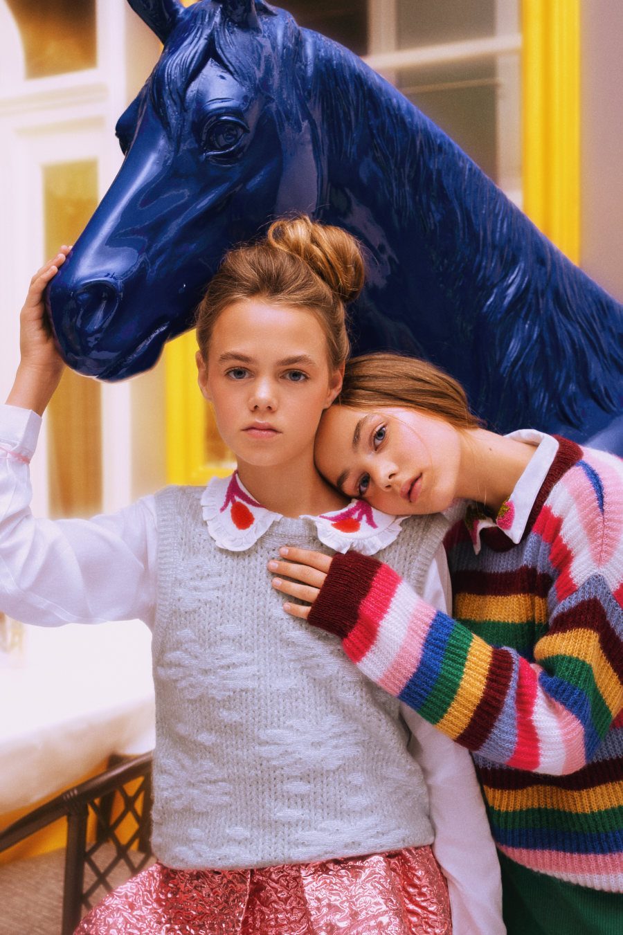 Smilla: Bluse von COMPAÑÍA FANTÁSTICA MINI, Pullunder von MANGO, Crinkle Metallic Rock von CAROLINE BOSMANS, Freshwater Necklace von MAMARADSCHA STUDIO als Armband. Alma: Bluse und Cord-Rock von COMPAÑÍA FANTÁSTICA MINI, Pullover von THE NEW SOCIETY. Foto © Valentyna Pugachova