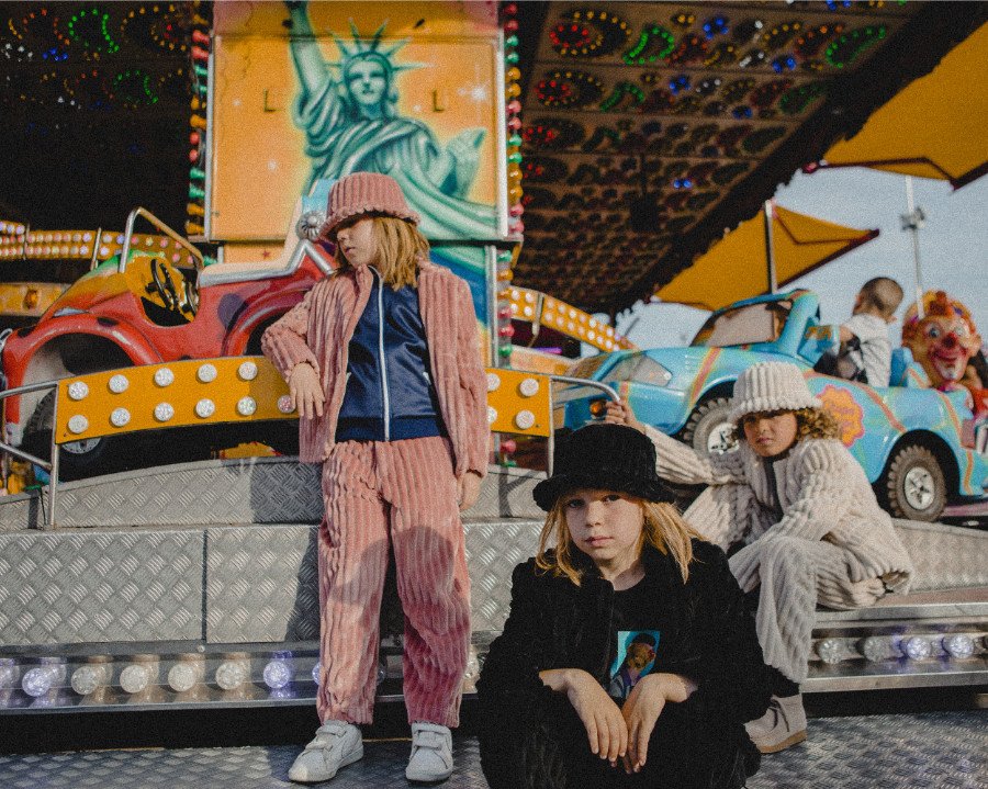 Jamiroquai lässt grüßen! Nineties-Looks von Bo(y)smans aus Jumbo Cord samt Track-Jacket und Bucket Hat