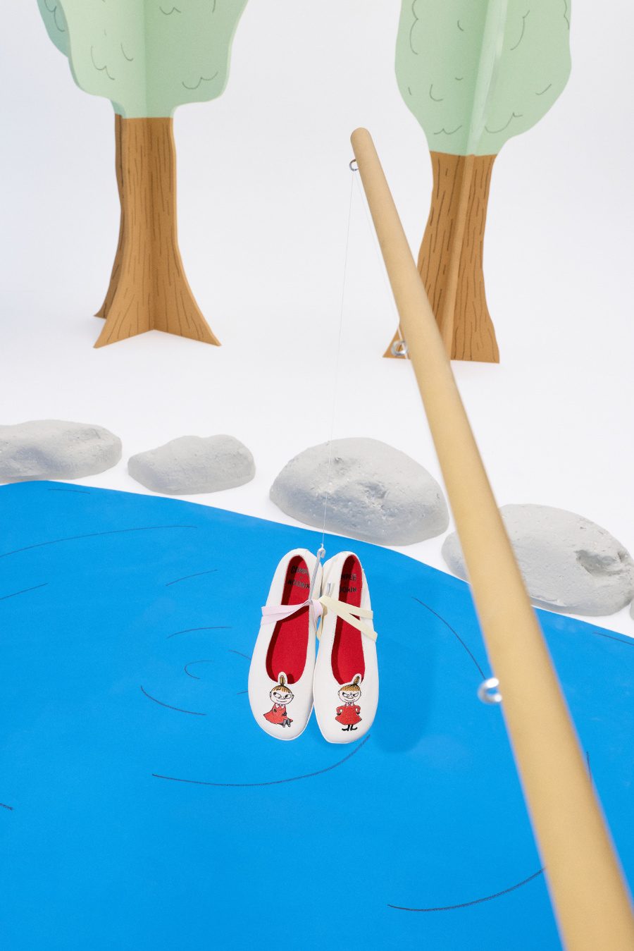 Die zwei Gesichter von Klein My: der feurige Rotschopf mal lieb, mal mürrisch auf den ikonischen TWINS-Ballerinas © CAMPER