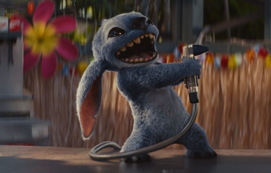 Stitch sprüht nur so vor Einfällen und hat im neuen Remake wieder alle (vier) Hände voll zu tun! © 2025 Disney
