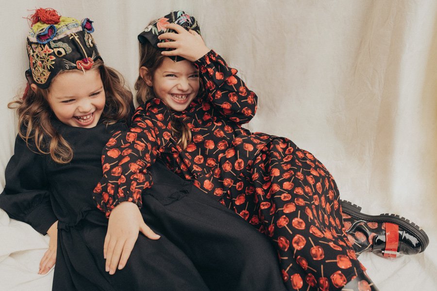 Lazing on a Sunday afternoon: Isabel und Cloe faulenzen in Kleidern von N°21 KIDS, Boots N°21 KIDS