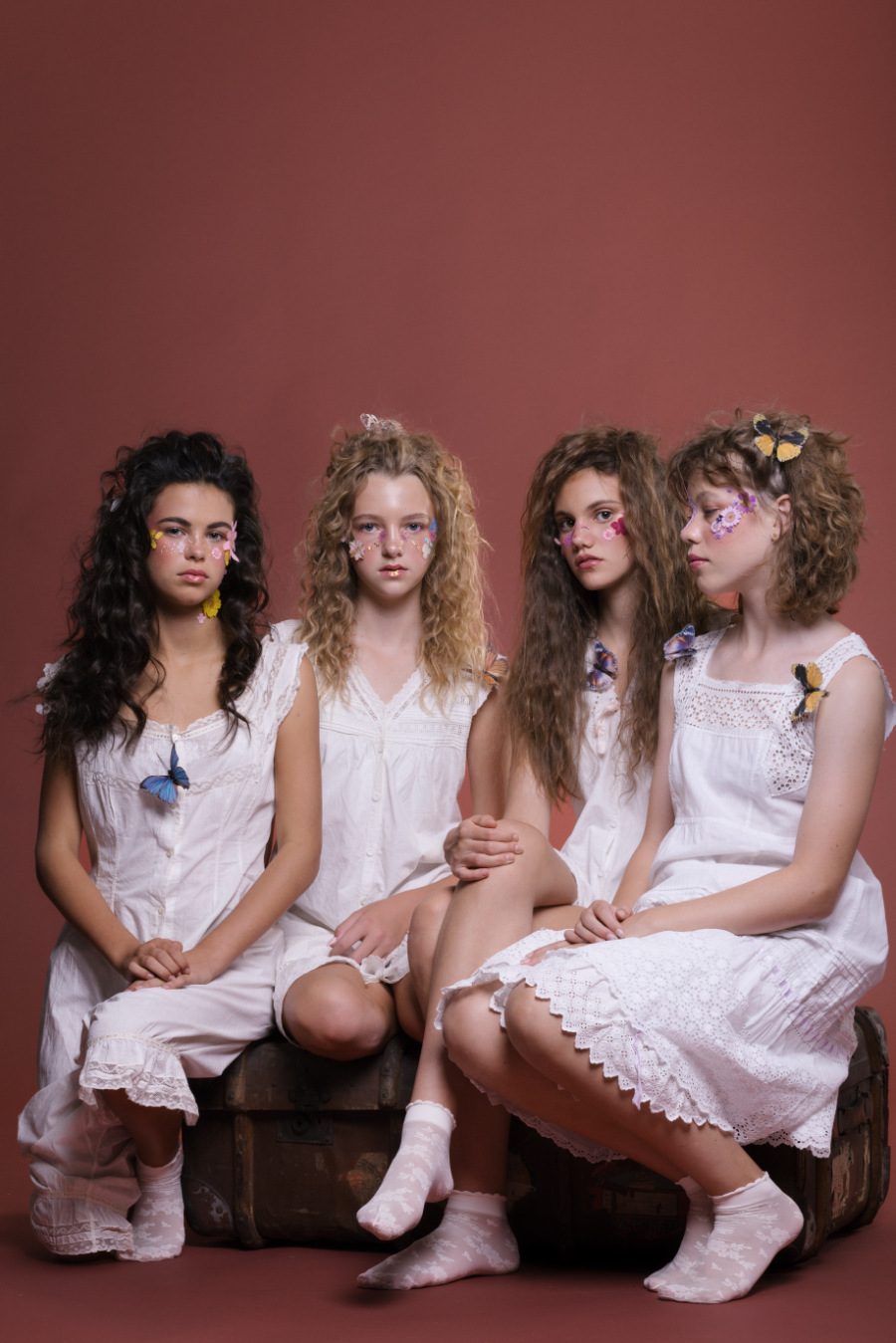 Das Fairycore-Quartett: Myah, Sisi, Isabelle und Elysia tragen allesamt Vintage-Nachthemden und Vintage-Bloomers aus der Edwardianischen Ära STYLIST‘S OWN, Socken von MARKS & SPENCER