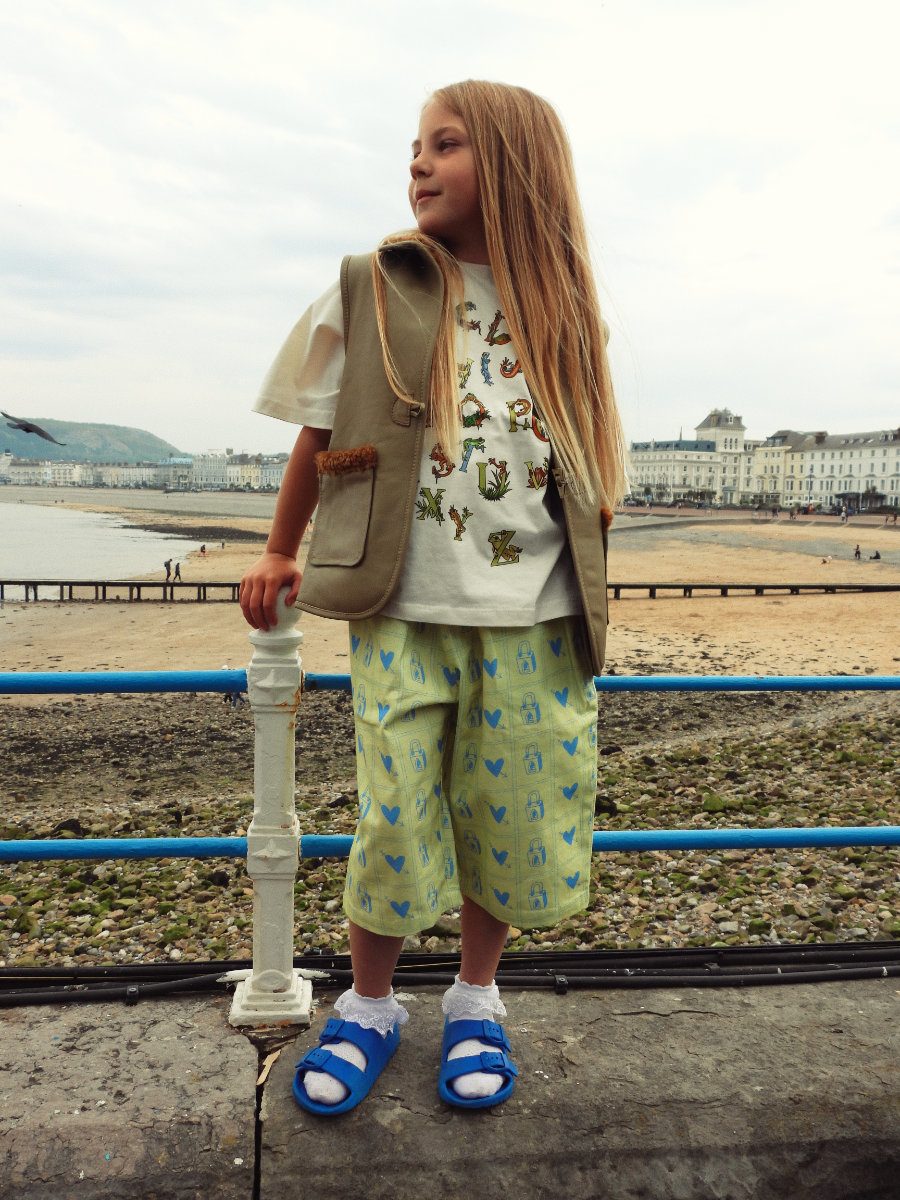 Jessica: T-Shirt und Hose von SAUCE MINI, Lederweste von FILLE GARÇON, Spitzensöckchen MODEL’S OWN, Sandalen von MARKS & SPENCER