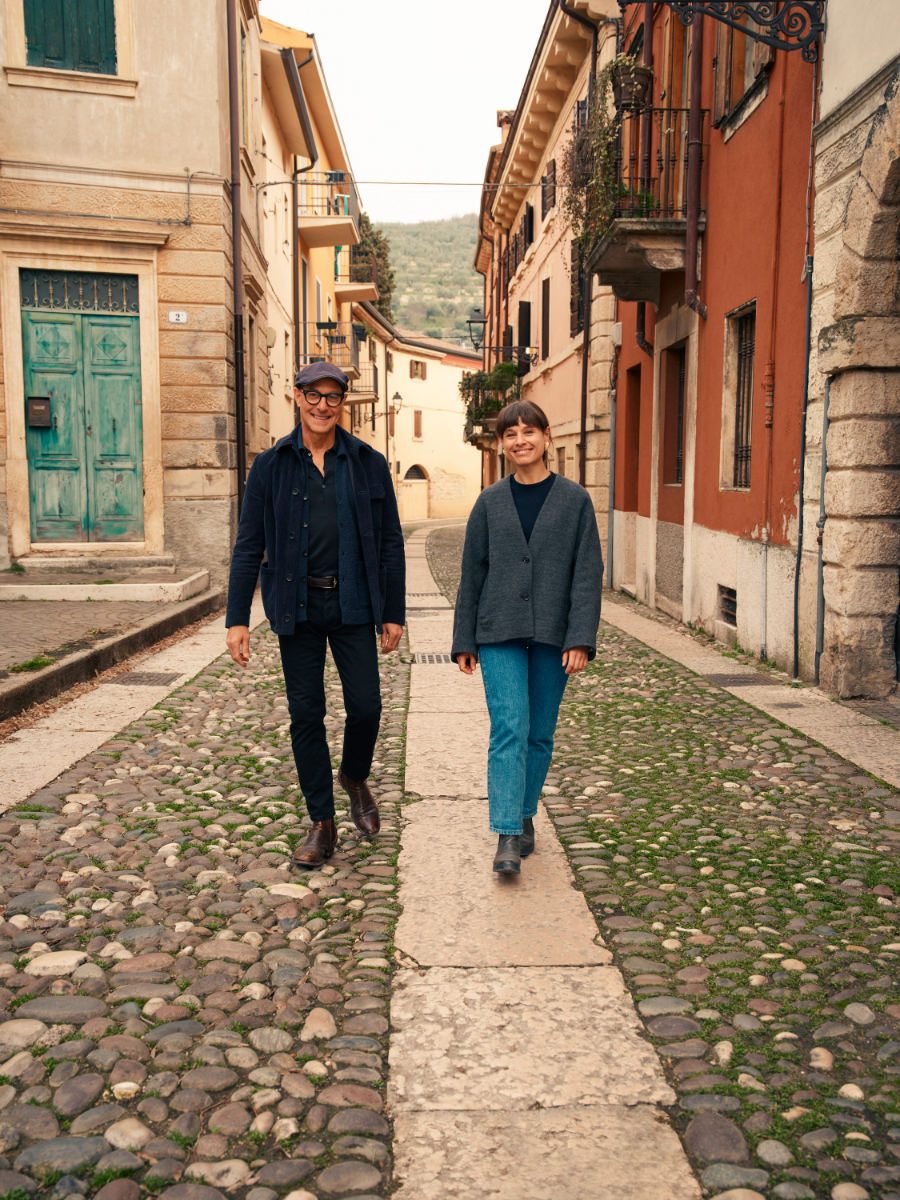 Stanley Tucci im Gespräch mit der Food-Journalistin Valeria Necchio, eine Expertin für die Küchentradition des Veneto © National Geographic/Matt Holyoak
