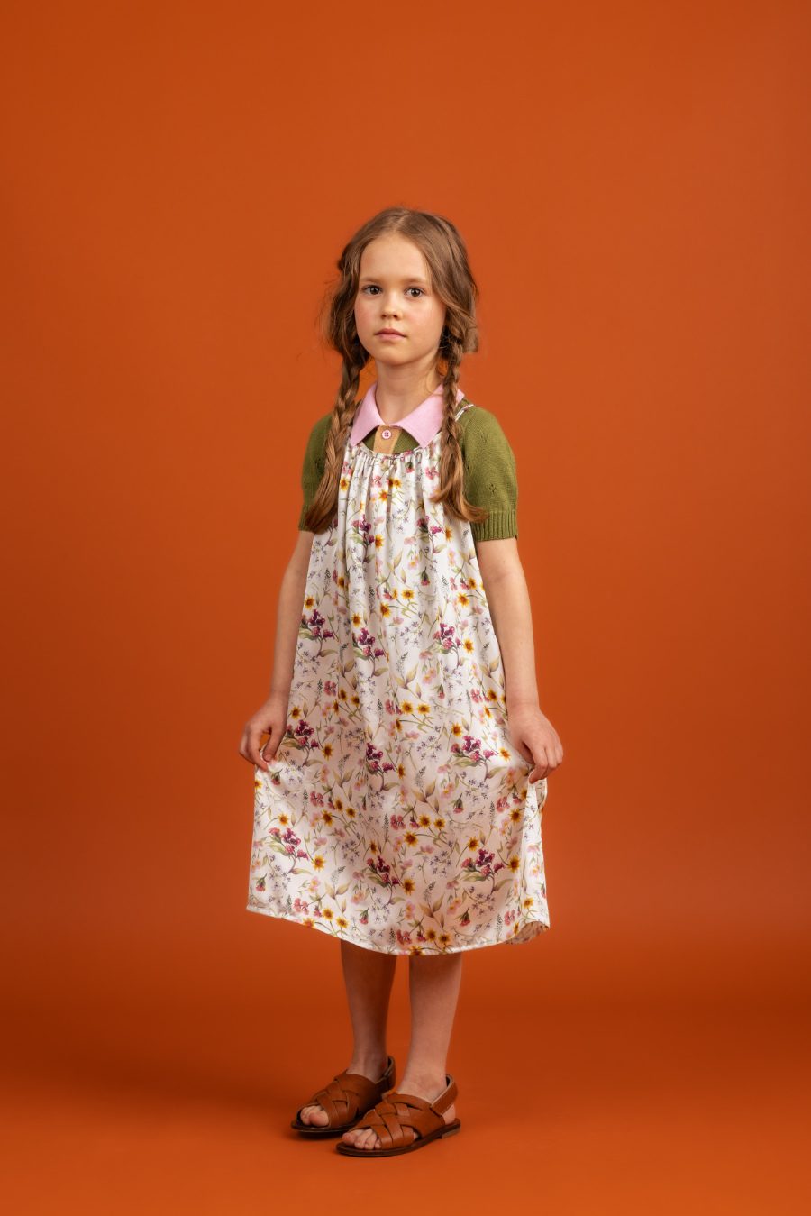 Mix & Match-Tipp von PAADE MODE: das zart geblümte Eden Strap Dress über dem moosgrünen Poloshirt tragen © Filips Smits