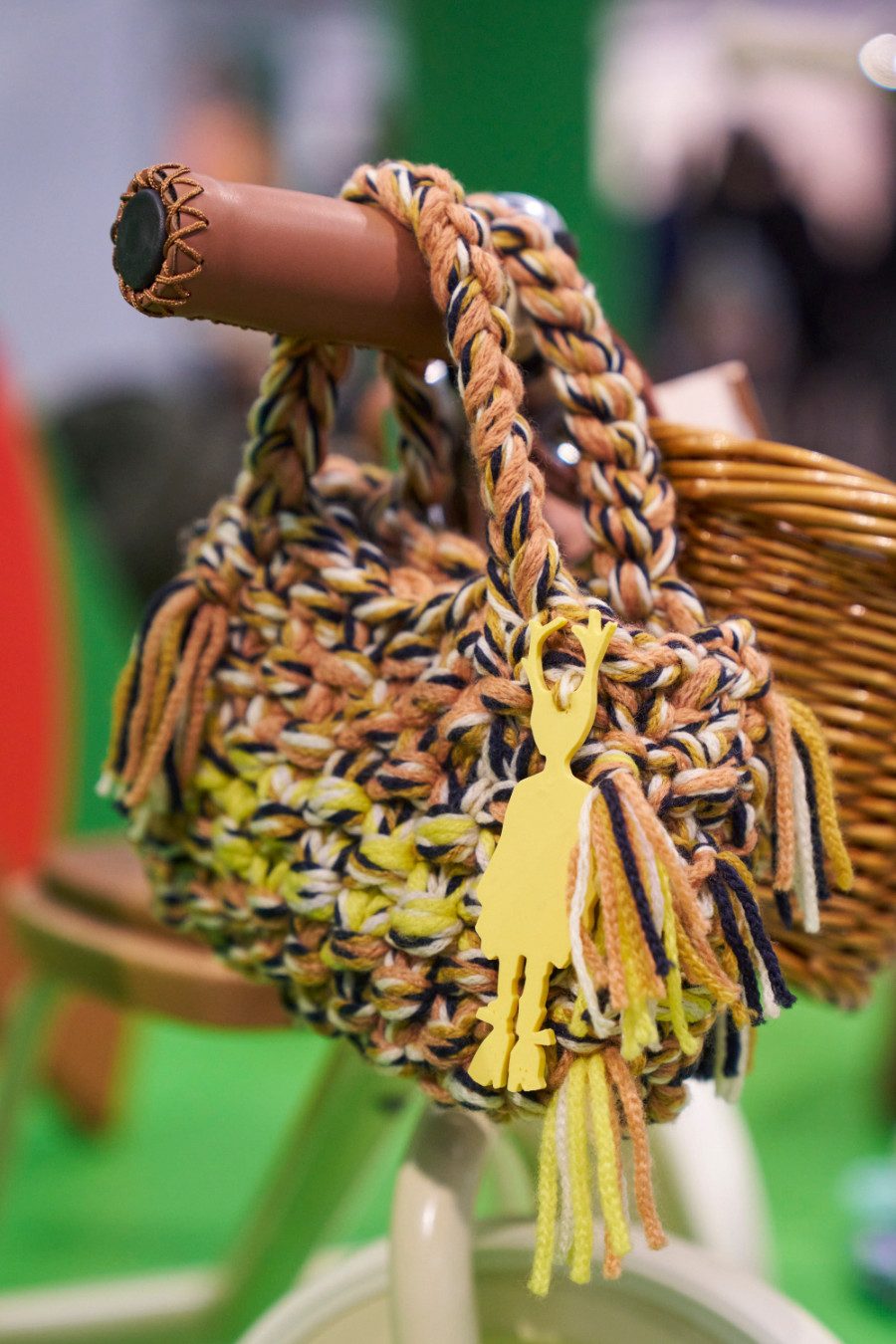 Ein Faun als Bag-Charm: Das Emblem der Brand HAIDÆND’SI:K ziert die handgestrickte Tasche aus 100% Cashmere © AKAstudio-collective