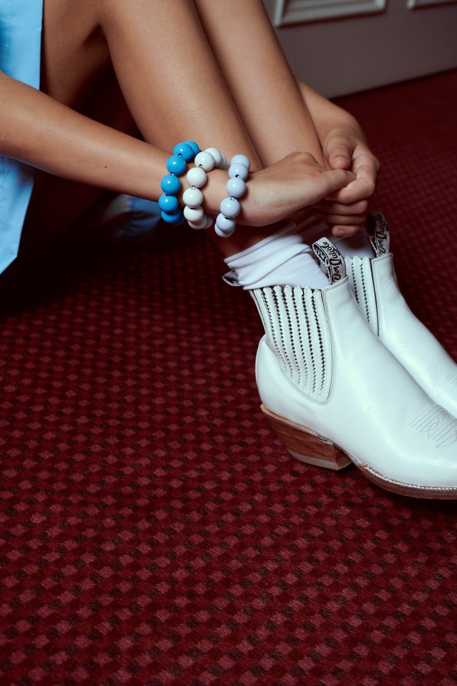 Alma: Lack-Kleid von CAROLINE BOSMANS, Socken von FALKE, Cowboy Boots von GABRIEL ET VALENTIN, Armbänder von MAMARADSCHA. Foto © Valentyna Pugachova