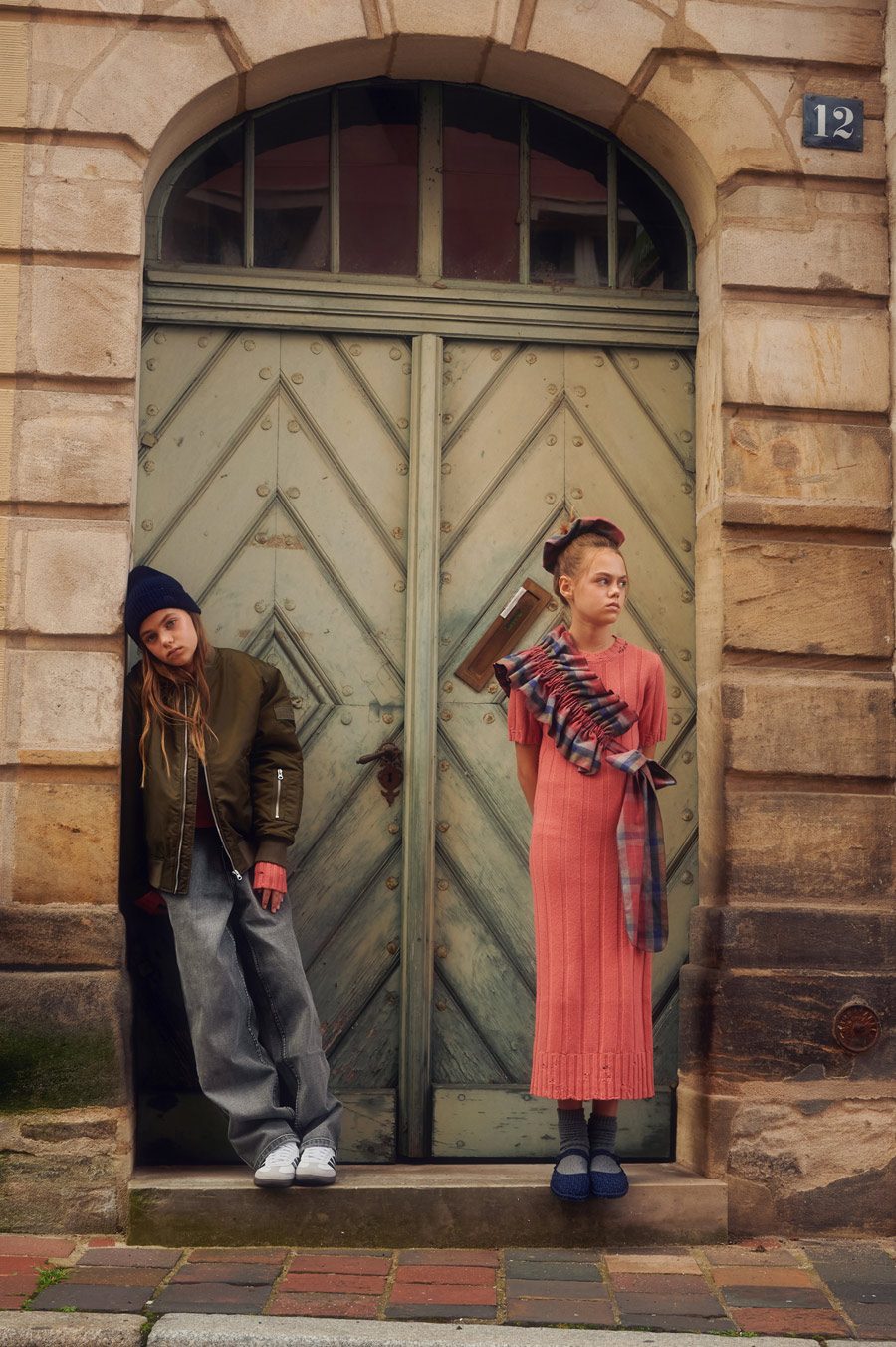 Alma: Bomberjacke von MM6 MAISON MARGIELA, Pullover von MARNI, Jeans von MOLO, Samba Sneaker von ADIDAS ORIGINALS, Beanie von THE NEW SOCIETY. Smilla: Strickkleid von MARNI, Schärpe und Scrunchie von PAADE MODE, Socken von FALKE, Mary Janes von MANGO. Foto © Valentyna Pugachova