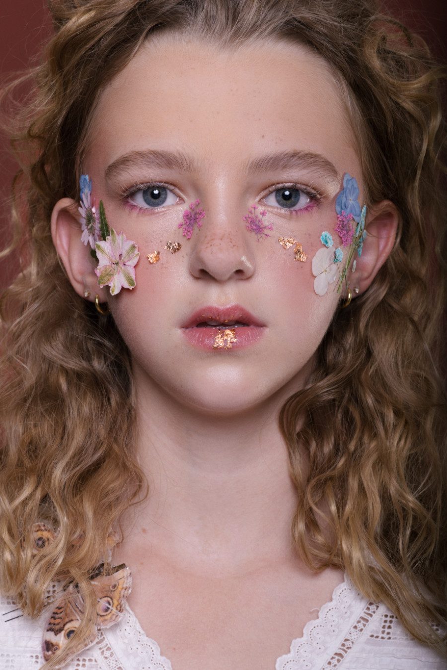 Wenn das Herbarium zu Kopfe steigt: Sisi mit Fairycore-Make-up von Vicki Christodoulou, ein kunstvoller Akzent zum Vintage-Nachthemd aus der Edwardianischen Ära STYLIST‘S OWN