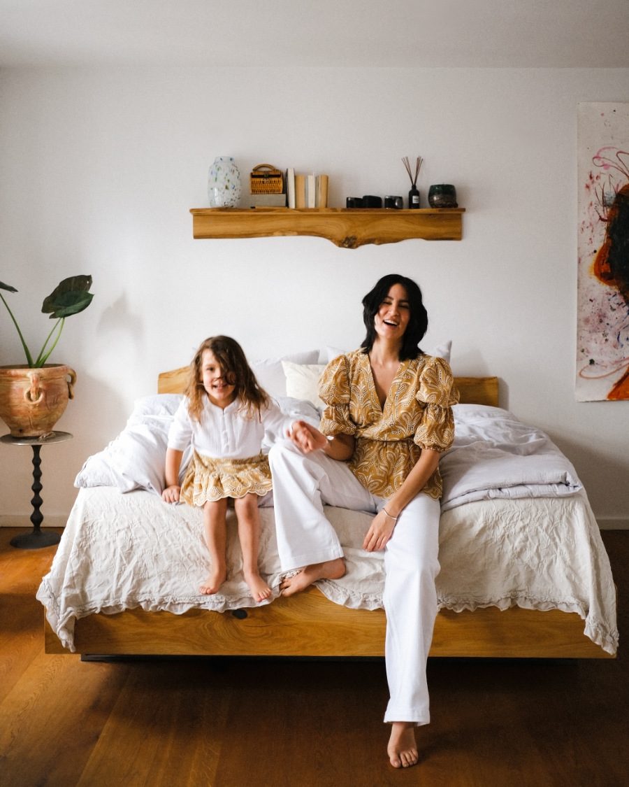 Aurora und ihre Tochter Philia strahlen die Natürlichkeit aus, die IVY & OAK mit seiner nachhaltigen Mode vermittlen will