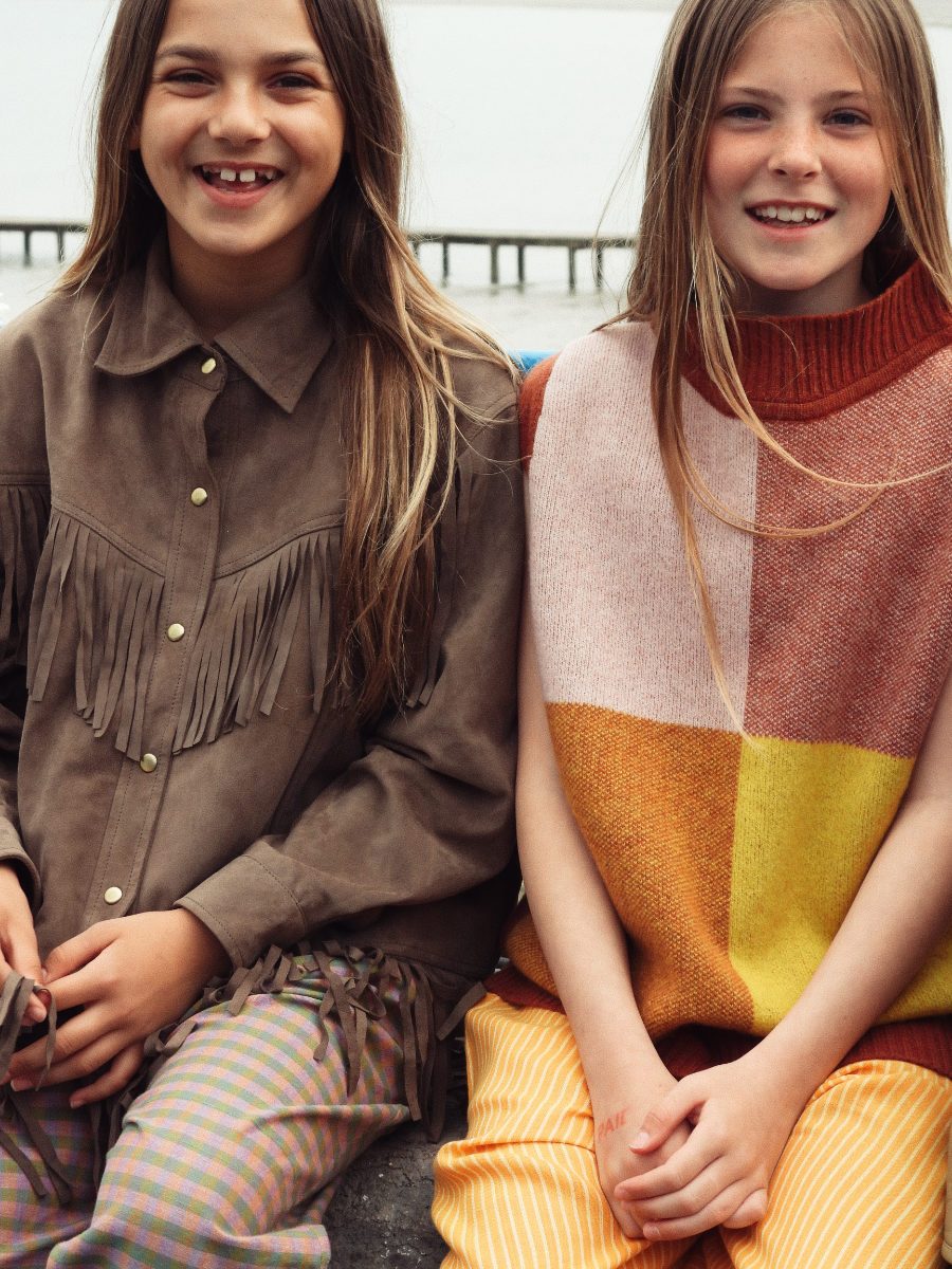 Preya: Leder-Shacket mit Fransen von FILLE GARÇON, Hose von THE KURMA COLLECTIVE. Sydney: Pullunder von GIANNINA CAPITANI, Hose von THE KURMA COLLECTIVE