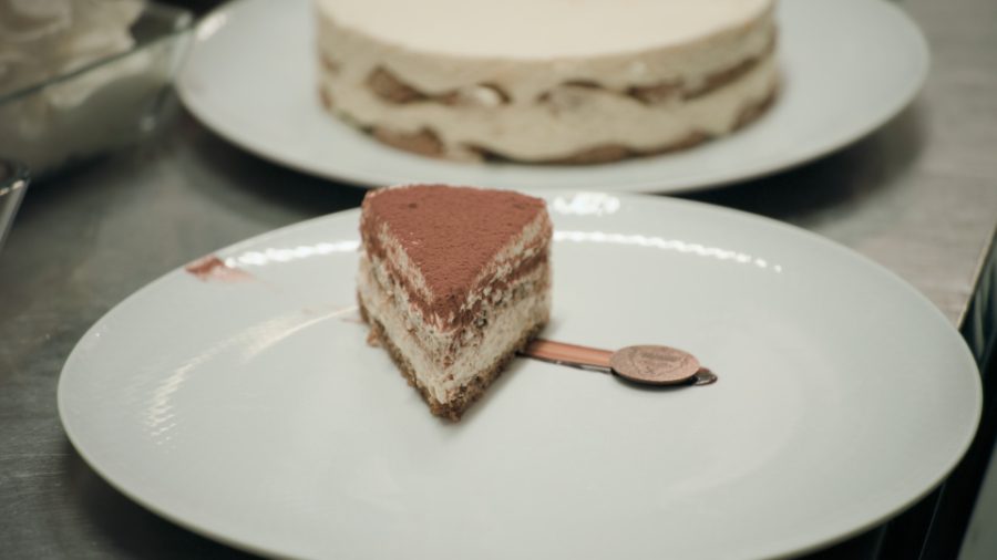 Kaffee getränkte Savoiardi, Mascarpone, Eigelb, Zucker, aber kein Alkohol gehören in ein traditionelles Tiramisu © National Geographic