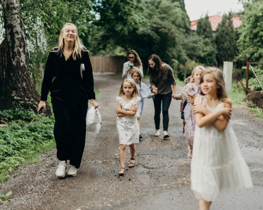Frisch unterwegs: Designerin Linda Raituma mit ihrer Model-Crew auf dem Weg zum Shooting-Set für die "Miilu"-Kampagne