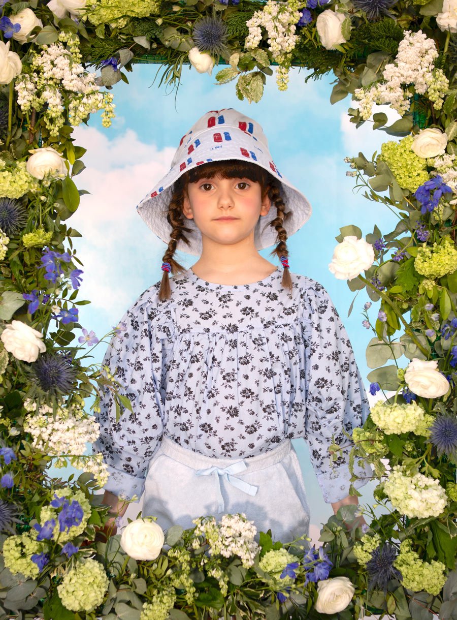 Outfits für den Frühling oder den "April in Paris": Anouk trägt einen Hut von BONMOT, Bluse TAMBERE, Shorts THE NEW SOCIETY