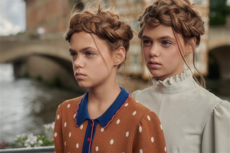 Smilla: Bambi Strickkleid von PAADE MODE. Alma: Kleid aus Veloursleder von GABRIEL ET VALENTIN. Foto © Valentyna Pugachova