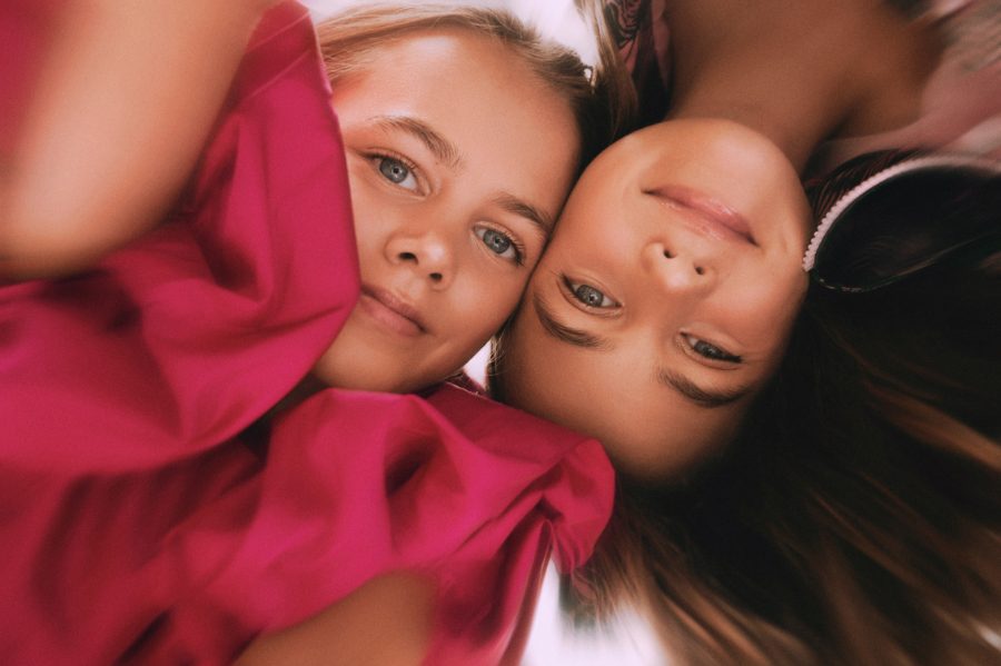 Smilla trägt eine Crop-Top-Bluse mit Puffärmeln, Alma eine Bomberjacke: beides von TURTLE ON CROCO. Foto © Valentyna Pugachova