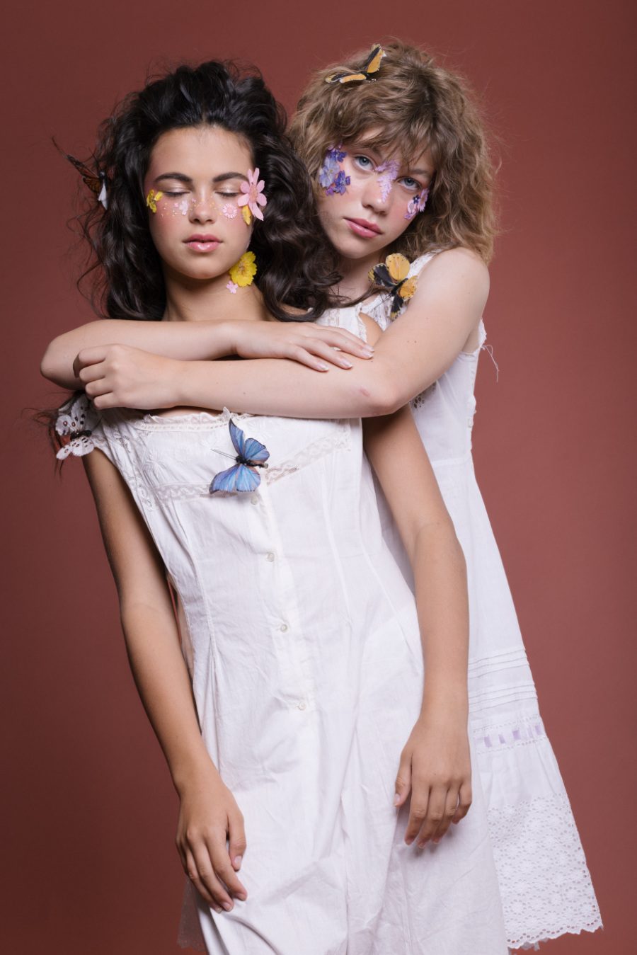 Wer den Fairycore-Trend umarmen möchte, der sollte seinen Schlafanzug unbedingt gegen Nachtwäsche aus der Edwardianischen Ära eintauschen, so wie Myah und Elysia in ihren Vintage-Modellen STYLIST‘S OWN