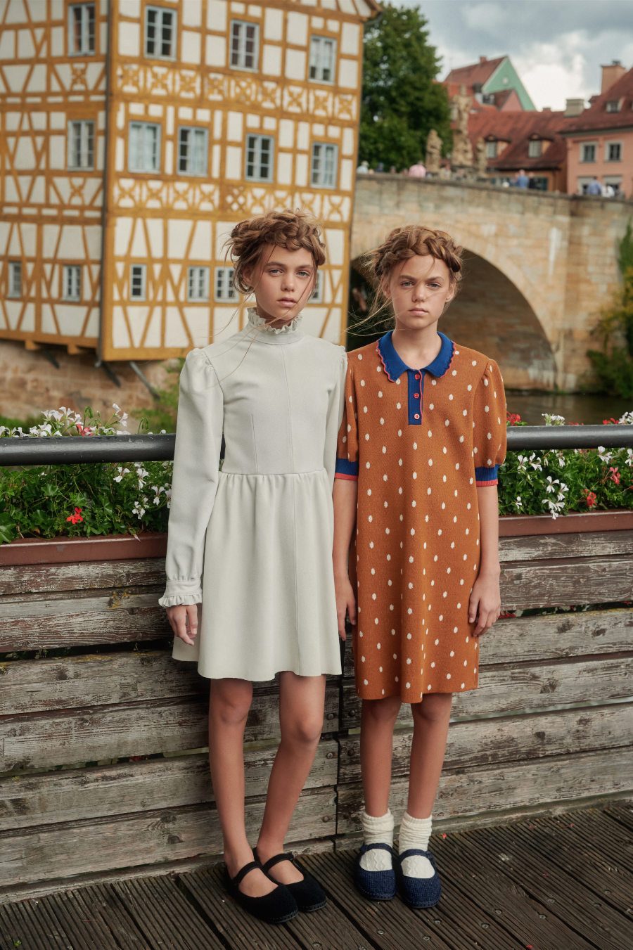 Alma: Kleid aus Veloursleder von GABRIEL ET VALENTIN, Mary Janes von MANGO. Smilla: Bambi Strickkleid von PAADE MODE, Socken von FALKE, Mary Janes von MANGO. Foto © Valentyna Pugachova