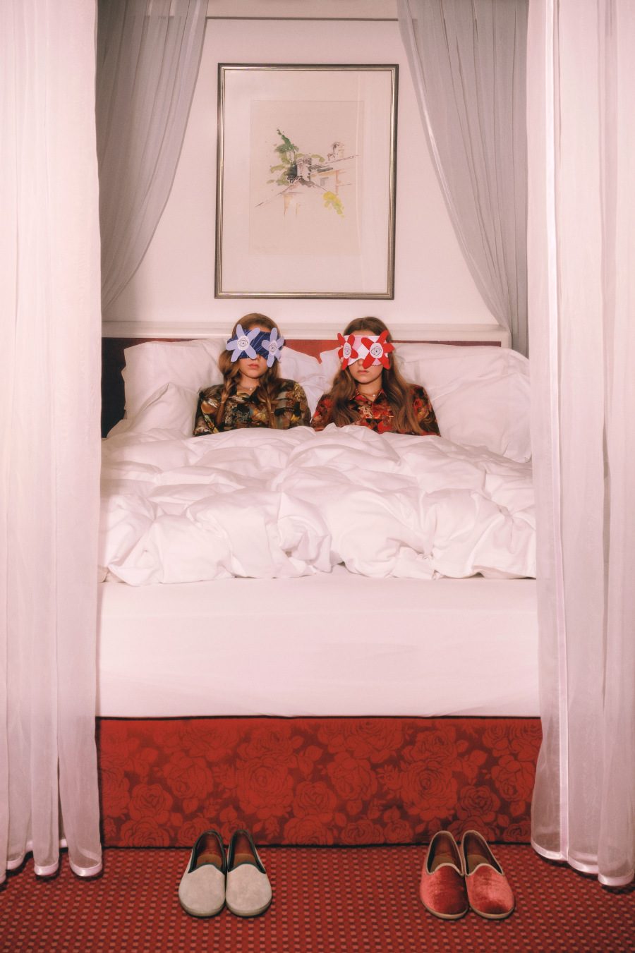 Smilla & Alma: Seiden-Pyjamas von PAADE MODE, Schlafmasken von PATCH PATCH, Ketten von MAMARADSCHA STUDIO, Slipper von HERMOSILLA. Foto © Valentyna Pugachova