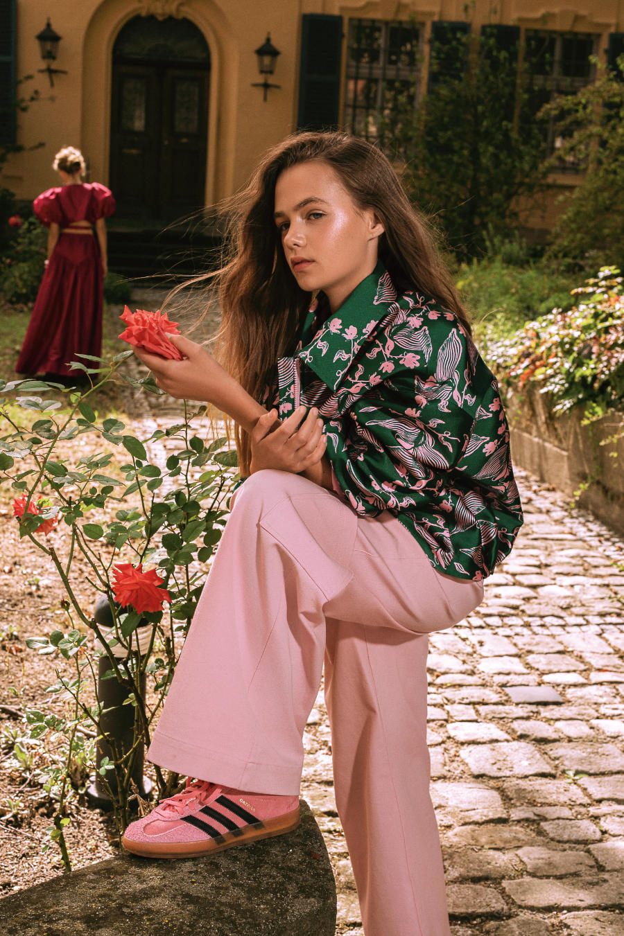 Alma: Bomberjacke und Cargo-Hose von TURTLE ON CROCO, Gazelle Sneaker von ADIDAS ORIGINALS. Foto © Valentyna Pugachova