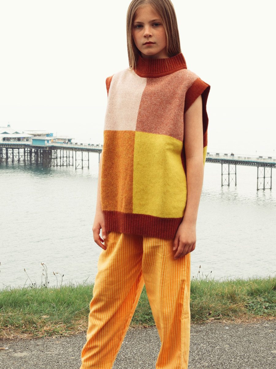 Sydney: Pullunder im Colour Blocking-Design von GIANNINA CAPITANI, Hose von THE KURMA COLLECTIVE