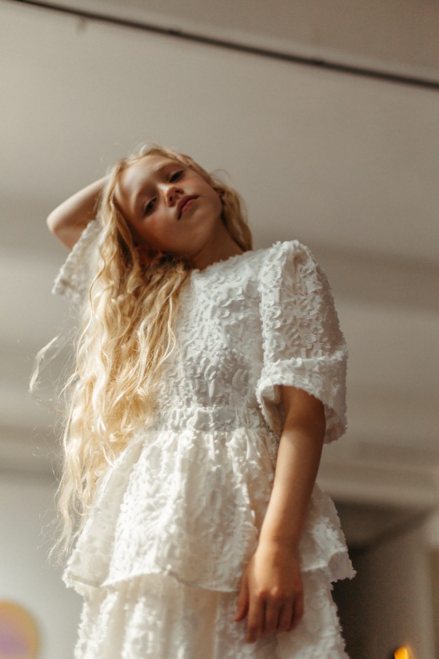 Klare Schnitte, subtile Effekte: Mit ihren Atelier-Entwürfen zeigt Linda Raituma wie entspannt Festive Mode sein kann © Marta Logina