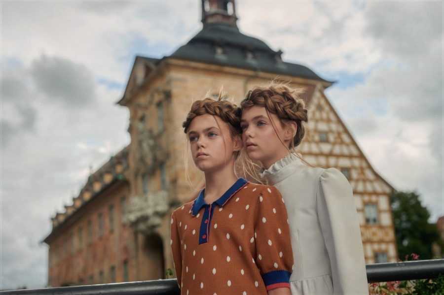 Smilla: Bambi Strickkleid von PAADE MODE. Alma: Kleid aus Veloursleder von GABRIEL ET VALENTIN. Foto © Valentyna Pugachova