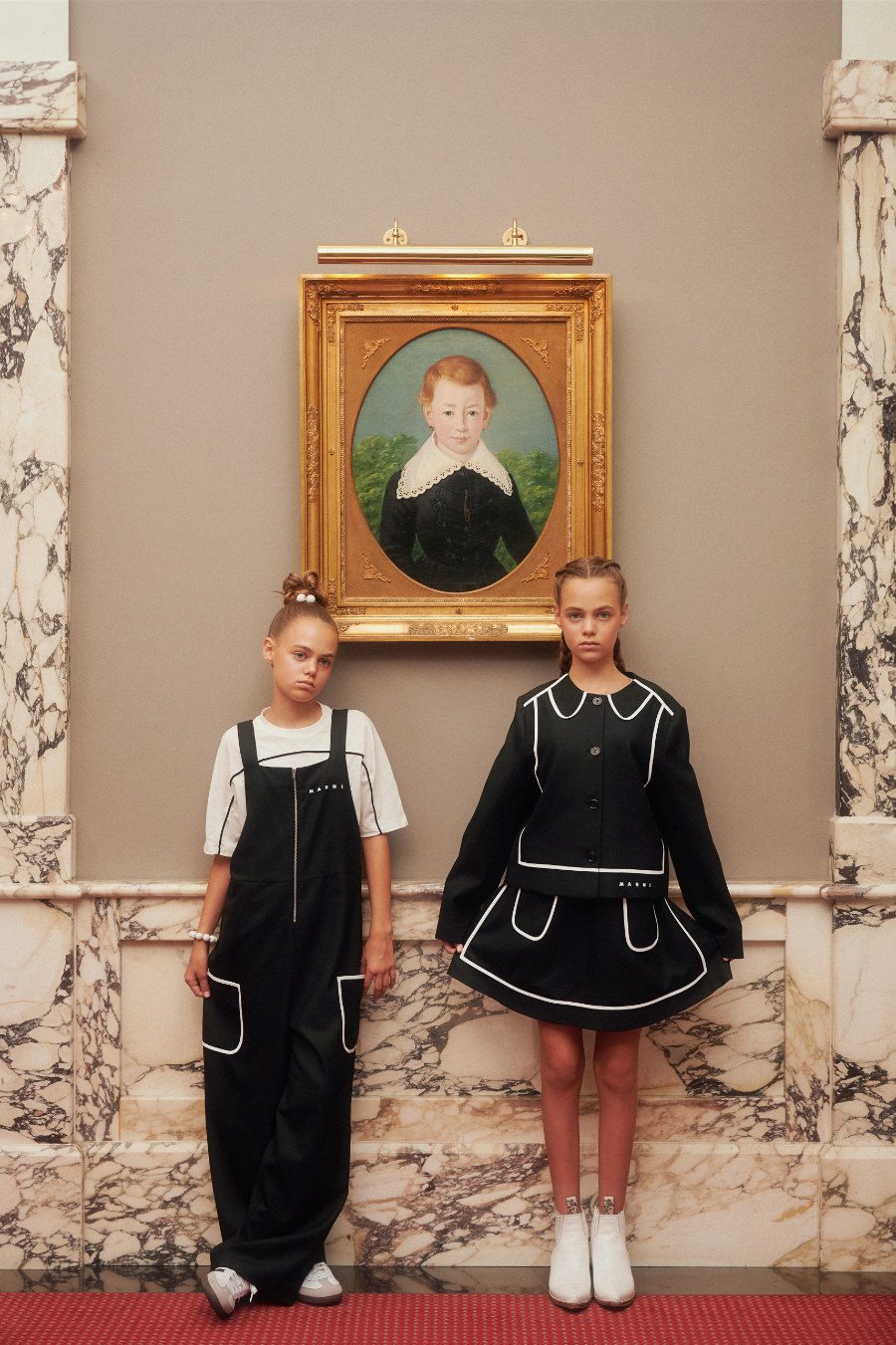 Smilla: T-Shirt und Latzhose aus Flanell von MARNI, Armband und Haargummi von MAMARADSCHA STUDIO, Samba Sneaker von ADIDAS ORIGINALS. Alma: Flanellrock und -jacke von MARNI, Boots von GABRIEL ET VALENTIN. Foto © Valentyna Pugachova