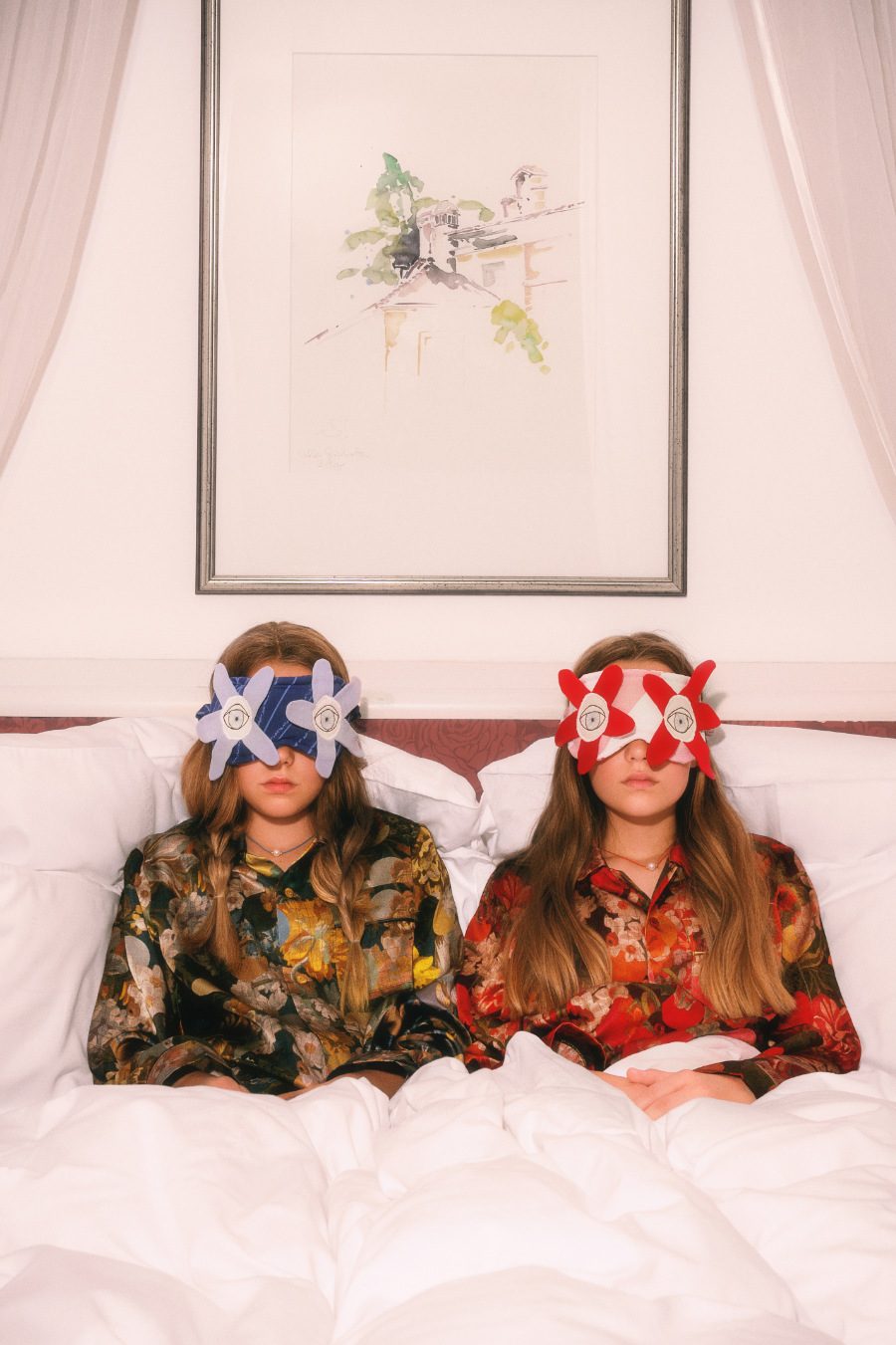 Smilla & Alma: Seiden-Pyjamas von PAADE MODE, Schlafmasken von PATCH PATCH, Ketten mit Perlen von MAMARADSCHA STUDIO. Foto © Valentyna Pugachova