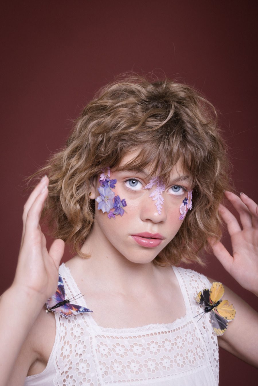Elysia ist das Farnfieber zu Kopfe gestiegen: Für ihr Fairycore-Make-up hat sich Vicki Christodoulou das Fern Fever der viktorianischen Ära zu Herzen genommen. Vintage-Nachthemd aus der Edwardianischen Ära STYLIST‘S OWN