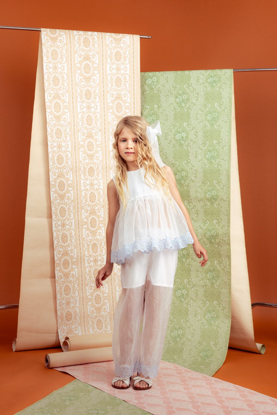 Warum immer zum Kleid greifen? Eine Hose aus hauchzartem Chiffon wirkt doch genauso festlich © Filips Smits