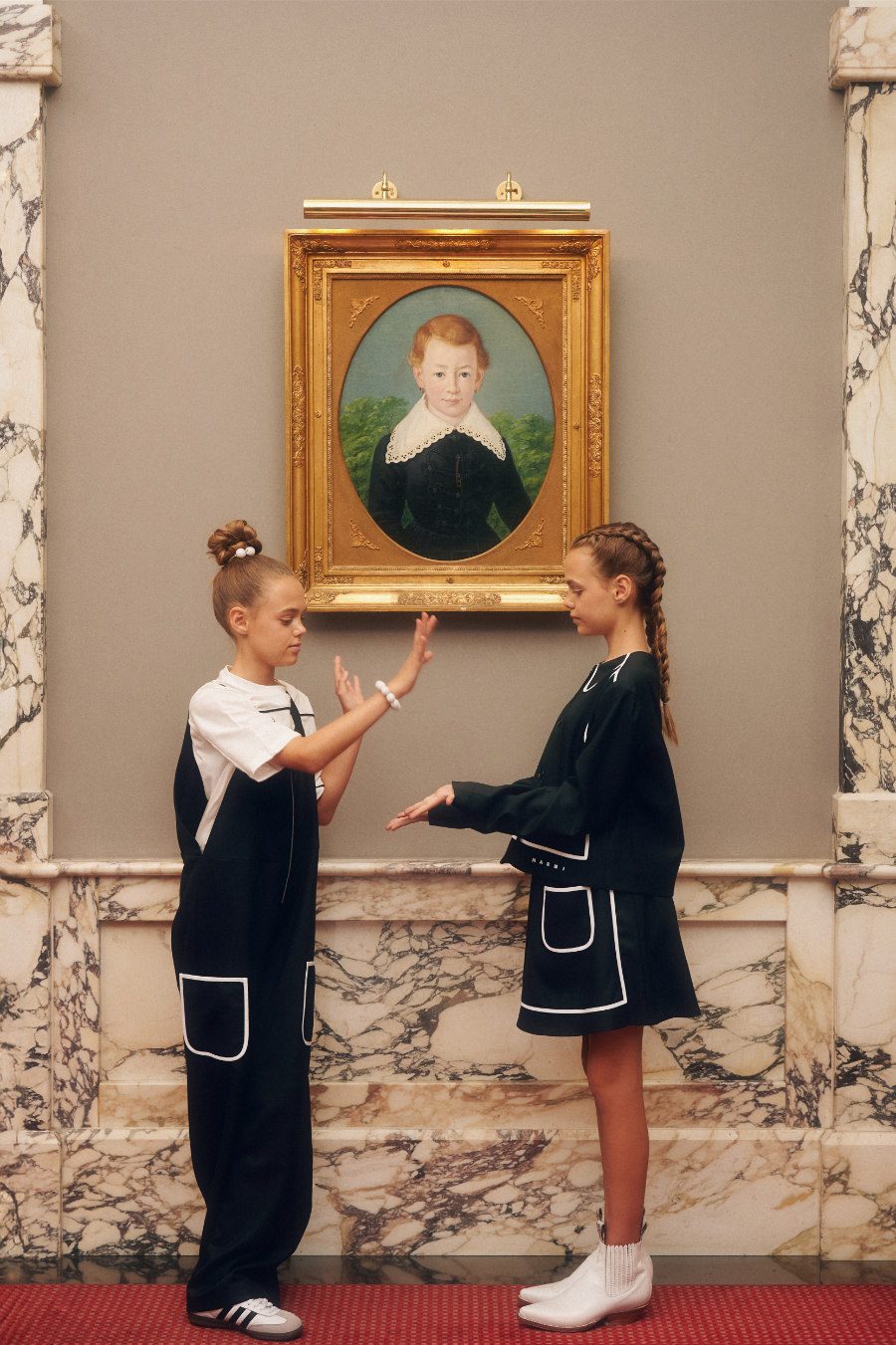 Smilla: T-Shirt und Latzhose aus Flanell von MARNI, Armband und Haargummi von MAMARADSCHA STUDIO, Samba Sneaker von ADIDAS ORIGINALS. Alma: Flanellrock und -jacke von MARNI, Boots von GABRIEL ET VALENTIN. Foto © Valentyna Pugachova