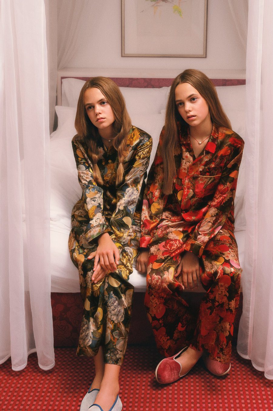 Smilla & Alma: Seiden-Pyjamas von PAADE MODE, Ketten mit Perlen von MAMARADSCHA STUDIO, Slipper von HERMOSILLA. Foto © Valentyna Pugachova