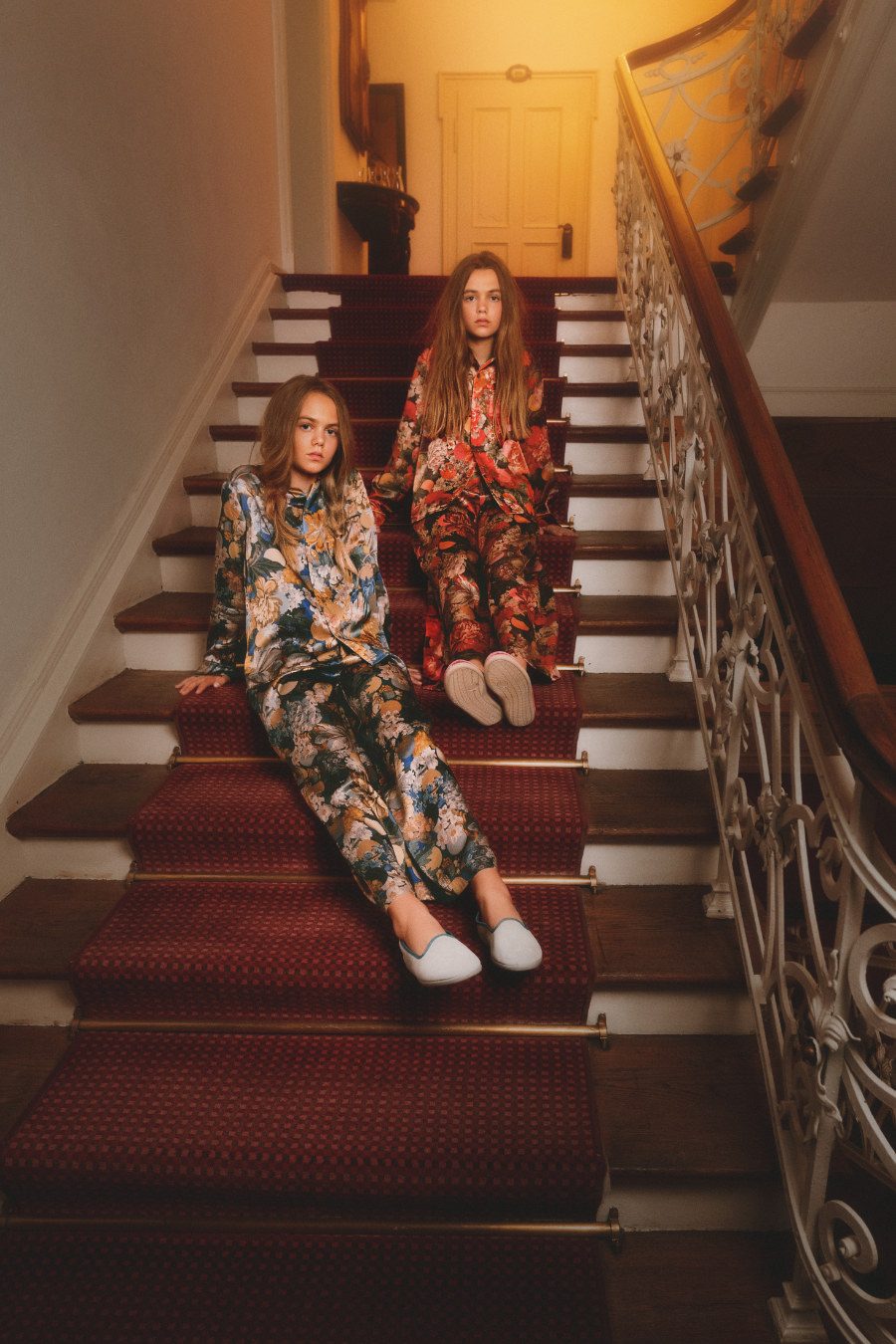 Smilla & Alma: Pyjamas aus 100% Seide von PAADE MODE, Slipper von HERMOSILLA. Foto © Valentyna Pugachova