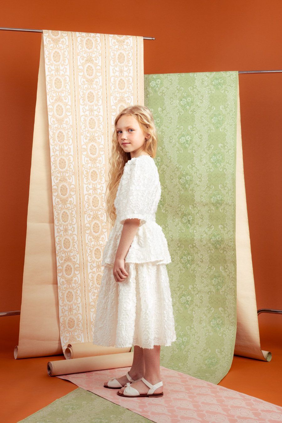 Wer diesen Sommer als Blumenmädchen auftreten darf, der sollte sich dieses Ensemble aus dem PAADE MODE ATELIER vormerken © Filips Smits