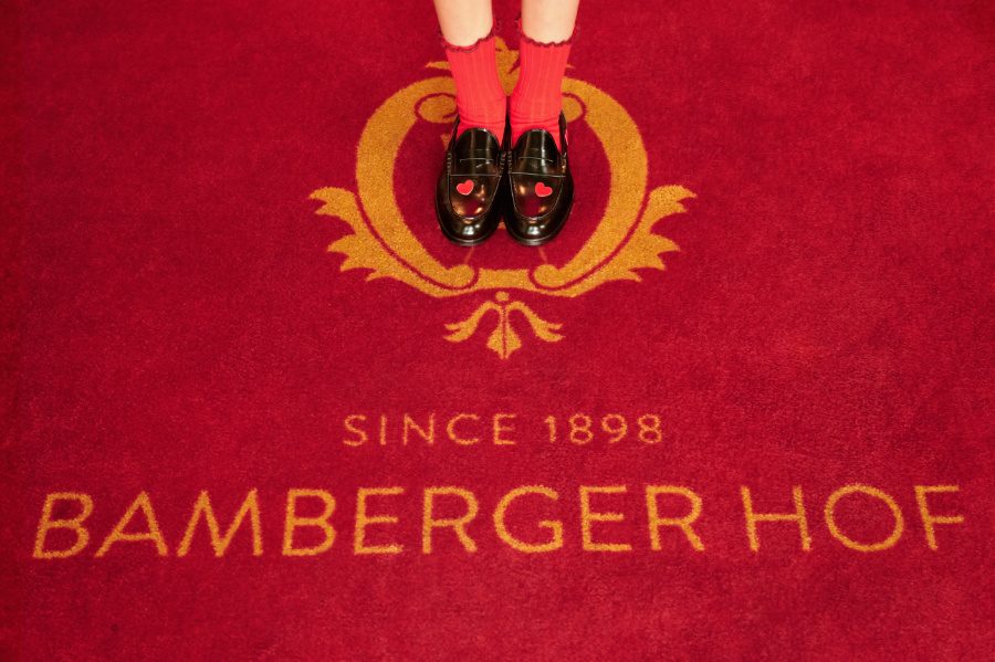 Statement-Loafer mit Herzchen-Applikationen von RONDINELLA, Socken „Delphine“ von COLLÉGIEN. Foto © Valentyna Pugachova