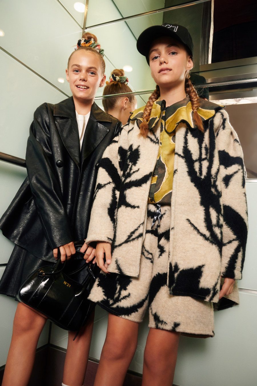 Smilla: Handtasche, Lederrock und -jacke von N°21, T-Shirt von THE NEW SOCIETY, Scrunchie von WOLF & RITA. Alma: Ballonmantel, Bluse und Shorts von WOLF & RITA, Baseball Cap von N°21. Foto © Valentyna Pugachova