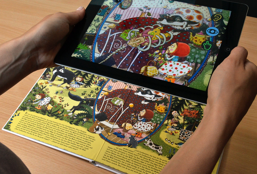 Die Tablet-Kamera erkennt den Hotspot auf der Buchseite und ruft ein neues Bild auf das Display (Aus dem Bilderbuch „Mein großer Märchenschatz", LeYo!-Reihe, Carlsen)