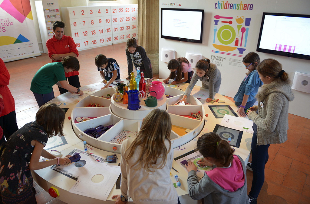 Children share: Kinder verschiedener Herkunft teilen miteinander Spielerfahrungen aus allen Ecken der Welt