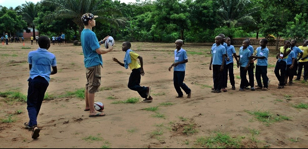 Benin pupils learning rugby basics with Thibaud, 16, from MSF Lausanne