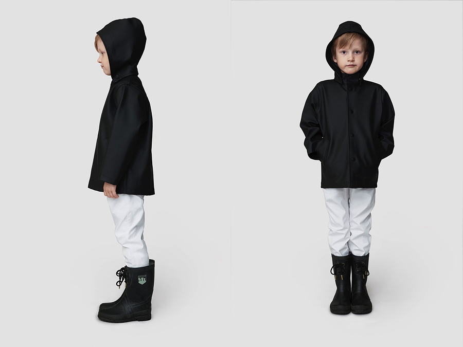 Das Kindermodell STOCKHOLM MINI BLACK hat eine abnehmbare Kapuze