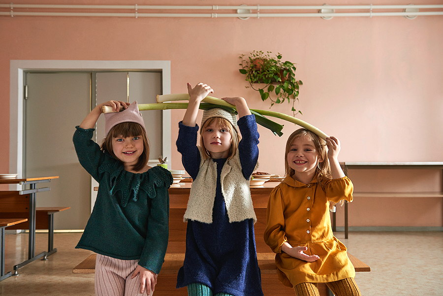 Happy Veggie Day! Auf dem Speiseplan von Oeuf – das LEAF SWEATER und das senffarbene SCHOOL DRESS