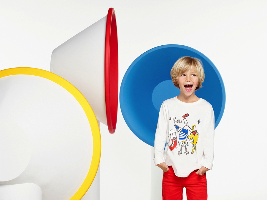 Balthazar im „POP HIP HOP(E)“-Shirt von Petit Bateau – ein Siebdruck-Entwurf seines Großvaters Jean-Charles de Castelbajac