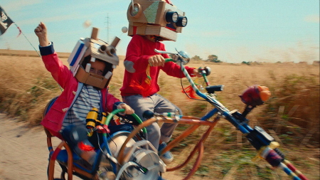 Max und Louise im Petit Bateau-Kampagnenfilm „The Mini Factory“ auf ihrem “Harley-Bike“