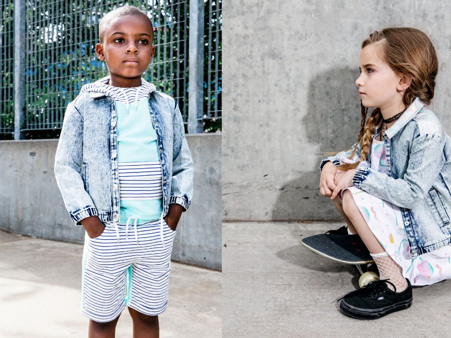 Stonewashed Denim, eine Modesünde der 80er, wird durch Metallic-Einsätze mit holografischen Effekten futuristisch aufgepeppt