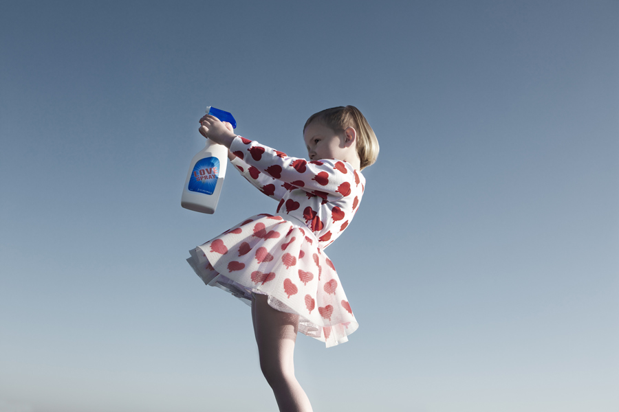Mit dem "Love Spray" in der Hand Liebe in die Welt sprühen – was für eine schöne Vorstellung!