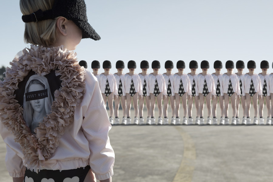 "Reset the World": der roséfarbene Blouson aus der "Spray the Love" Kollektion von (C R L N B S M N S) ist ein echtes Statement-Piece