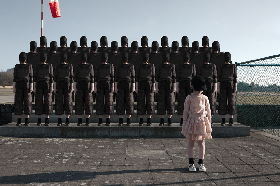 In Uniformen aus zarter Spitze kämpfen Caroline Bosmans "Love Troops" für eine neue, bessere Welt