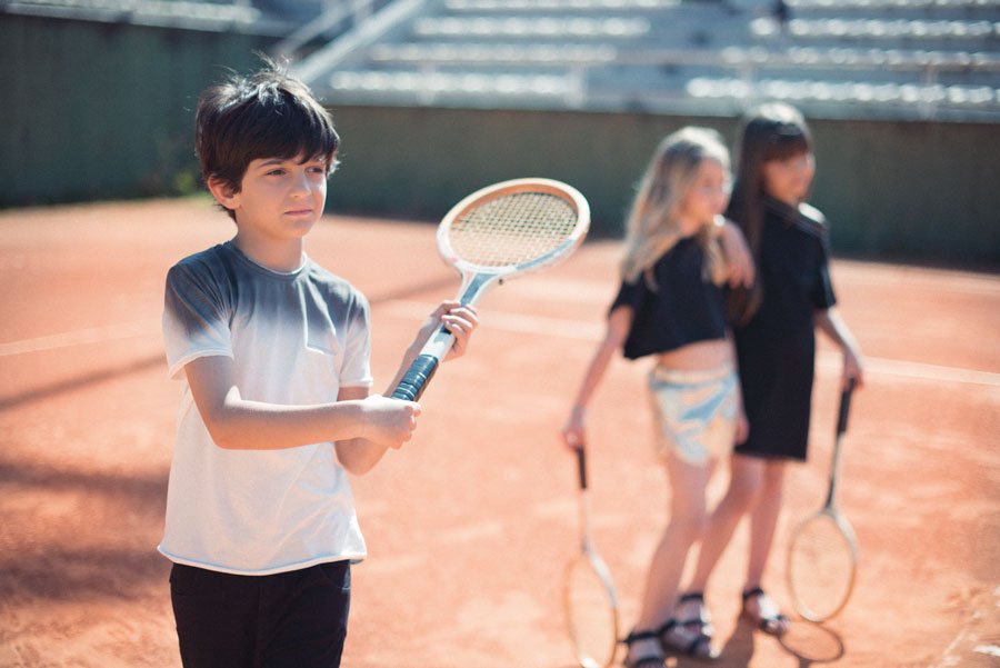 s01-junge-mit-tennisschlaeger